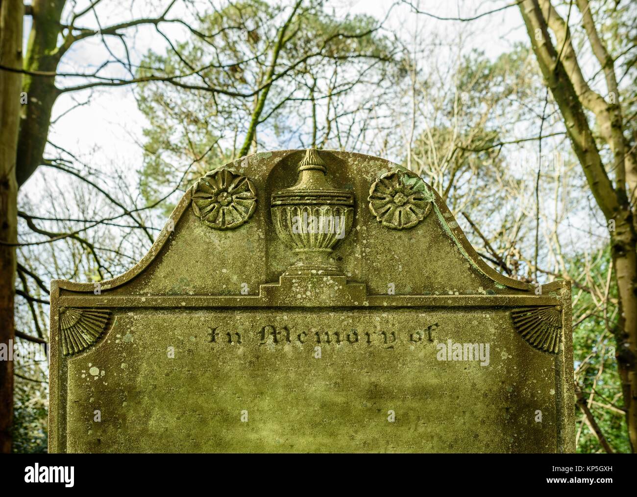 Eine alte gotische Viktorianischen Grabstein in Moos und Algen bedeckt. Stockfoto