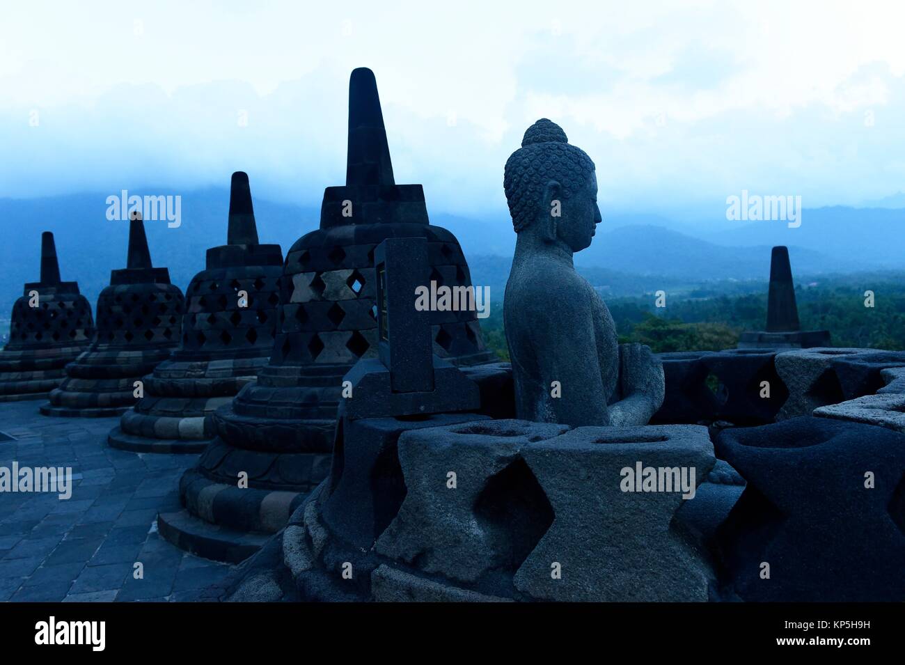 Stupas und Buddhas von Borobudur, Java, Indonesien, Südostasien. Stockfoto