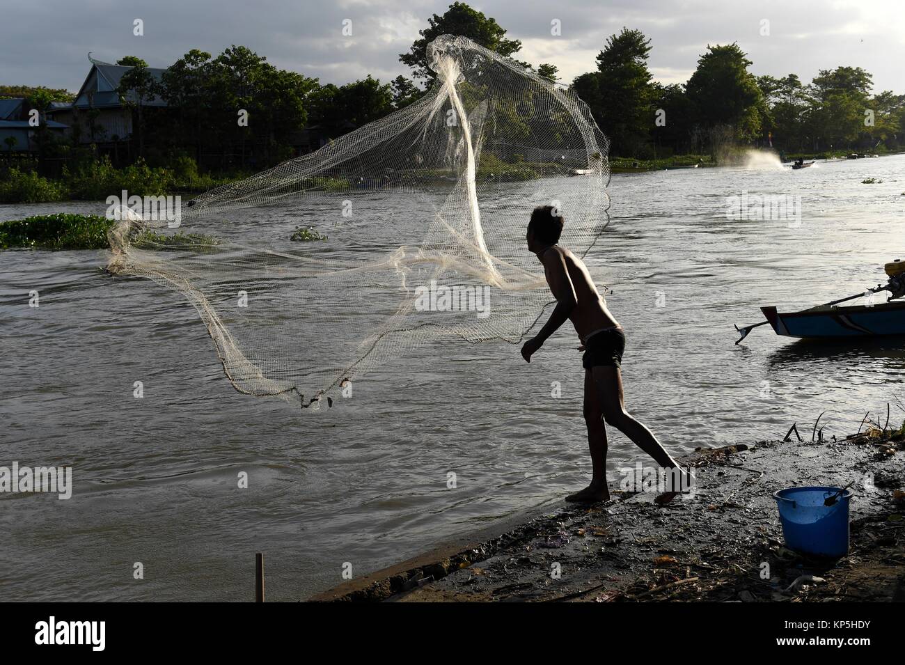 Männer Auf Dem Boot Fangen Fisch Mit Netz Während Der Goldenen