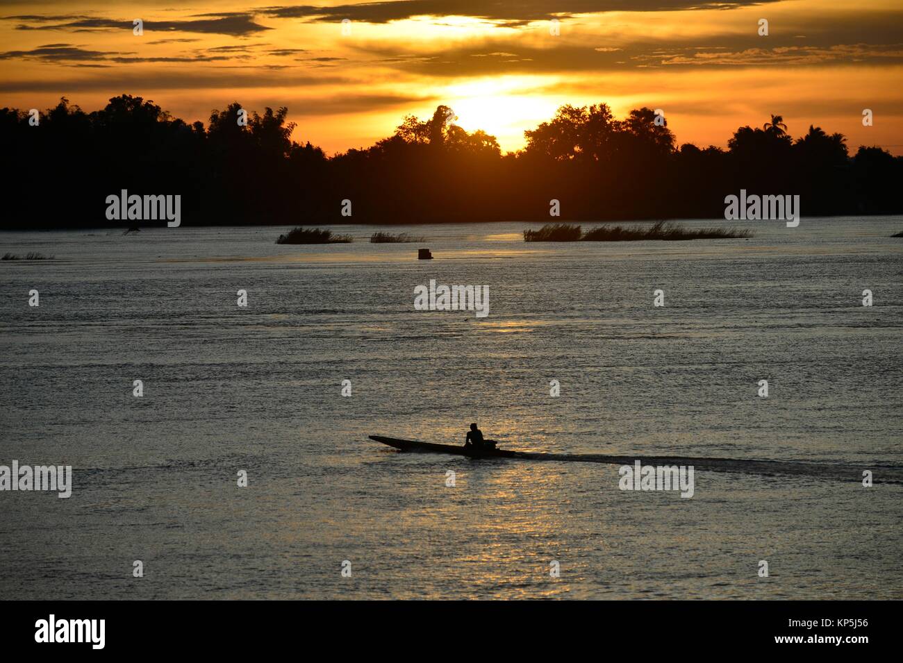 Mekong bei Sonnenaufgang in der Nähe von Don Khong Insel im Süden von Laos, Südostasien. Stockfoto