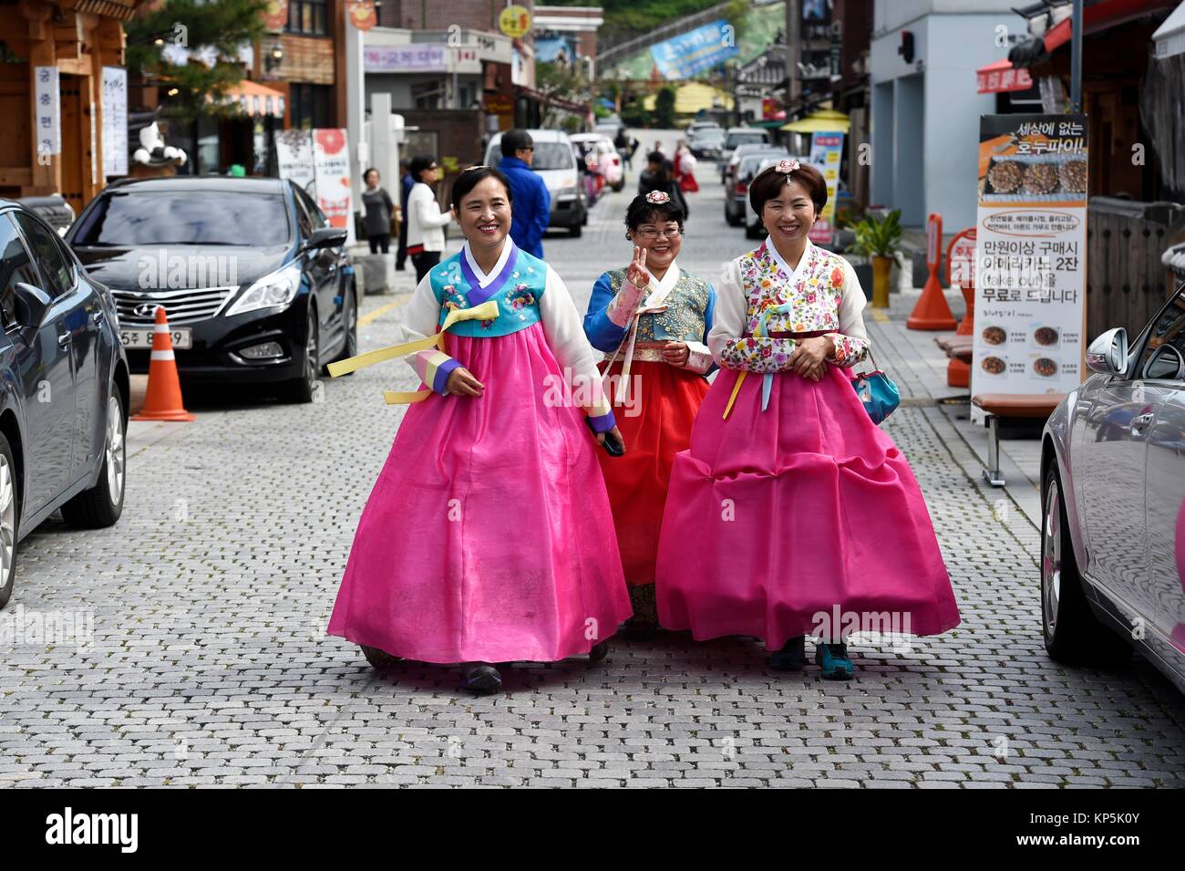 Frauen in der traditionellen Tracht in Jeonju, Südkorea. Stockfoto
