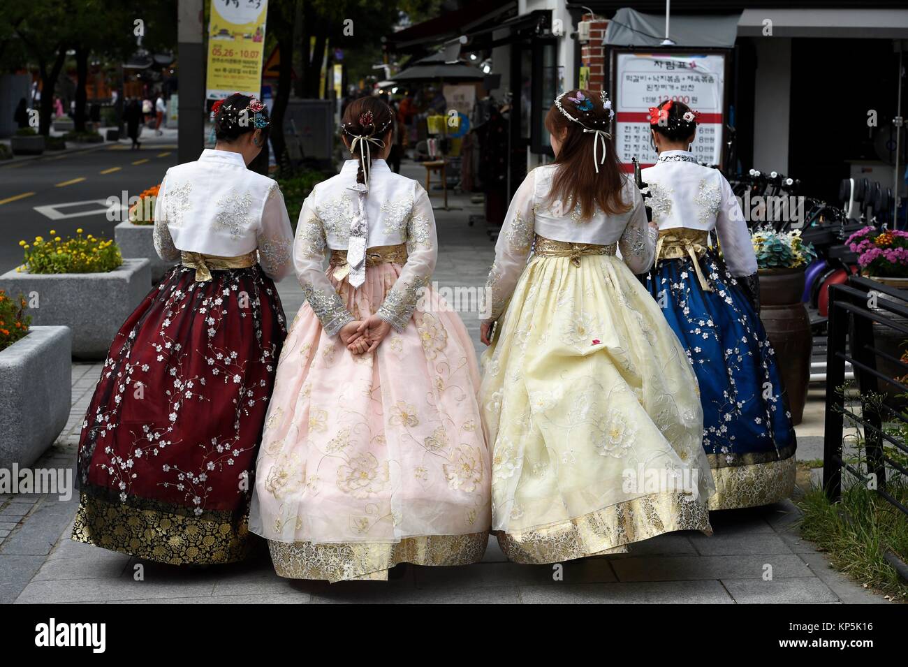 Frauen in der traditionellen Tracht in Jeonju, Südkorea. Stockfoto