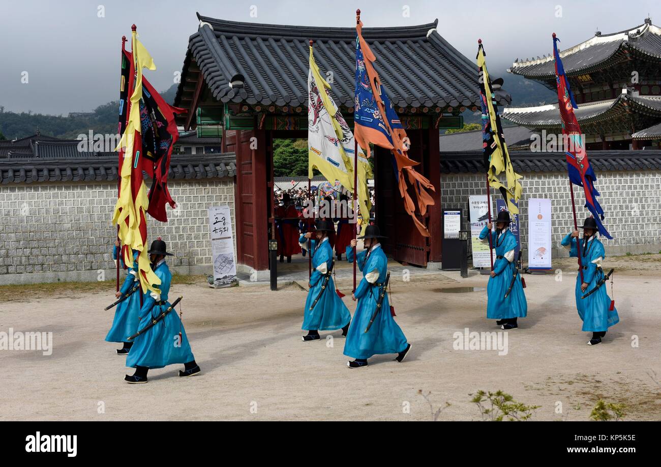 Ändern von Schutzvorrichtungen an den Gyeongbokgung Palast, Seoul, Südkorea. Stockfoto