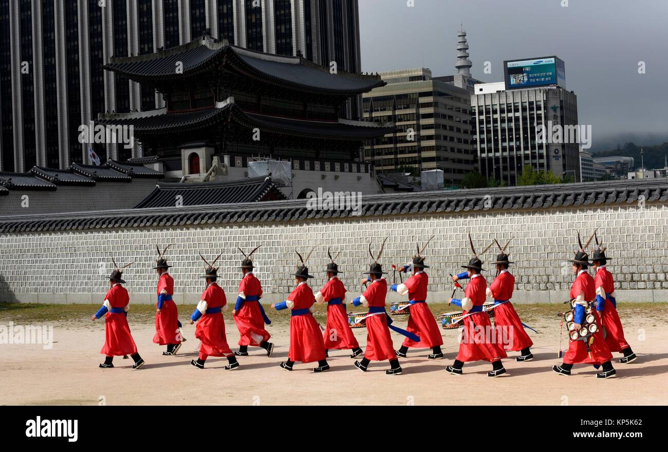 Ändern von Schutzvorrichtungen an den Gyeongbokgung Palast, Seoul, Südkorea, Asien. Stockfoto