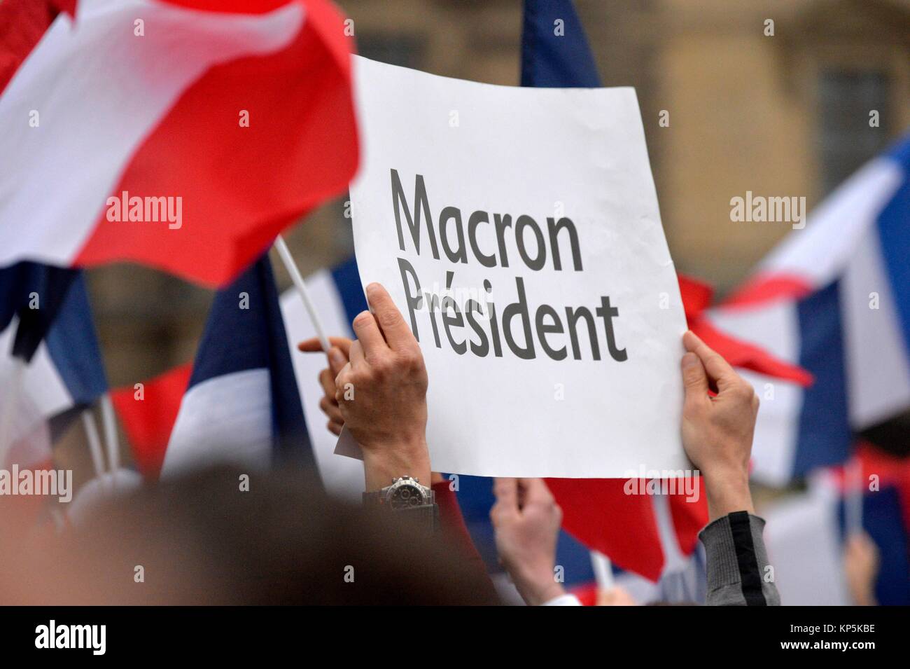 Längestrich Fans feiern den Sieg vor dem Louvre in Paris, Frankreich. Stockfoto