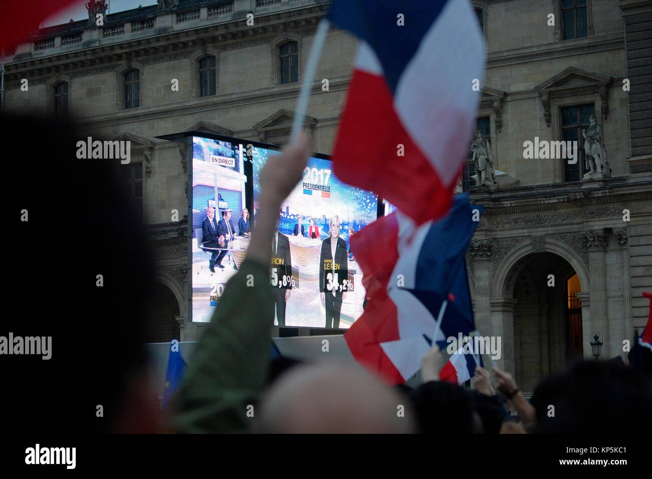 Längestrich Fans feiern den Sieg vor dem Louvre in Paris, Frankreich. Stockfoto