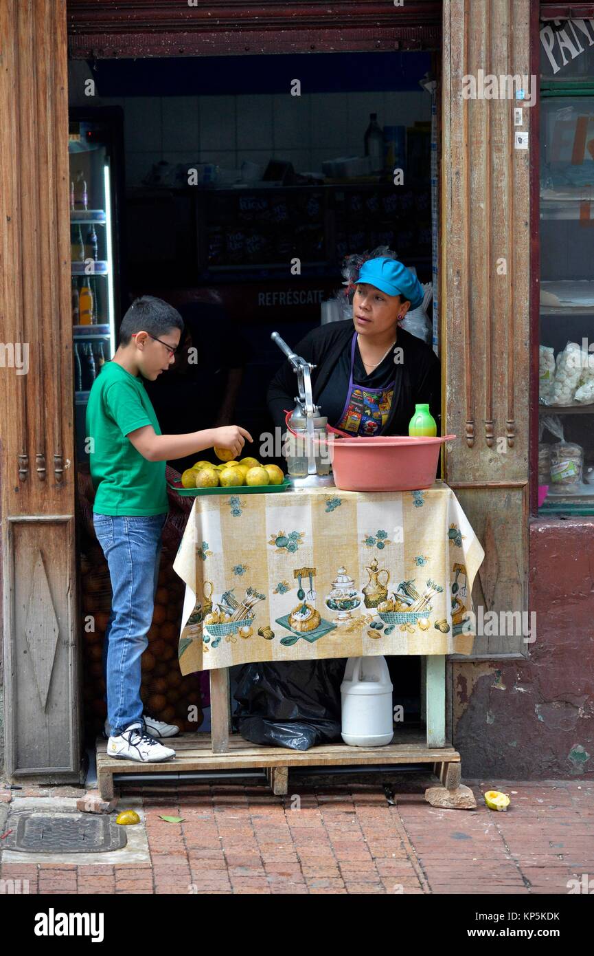 Orang Saft verkaufen in Bogota, Kolumbien, Südamerika. Stockfoto