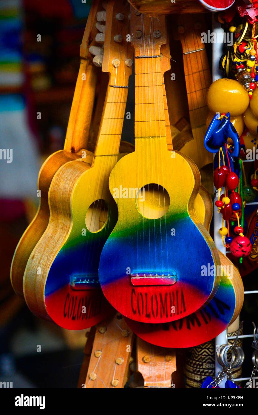 Bunte Gitarre für Verkauf, Souvenir Shop in Bogotá, Kolumbien. Stockfoto