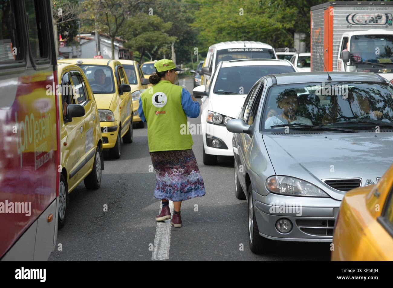 Straßenhändler versuchen, Zeitung für Fahrer und Fahrgäste in Medellin, Kolumbien zu verkaufen. Stockfoto