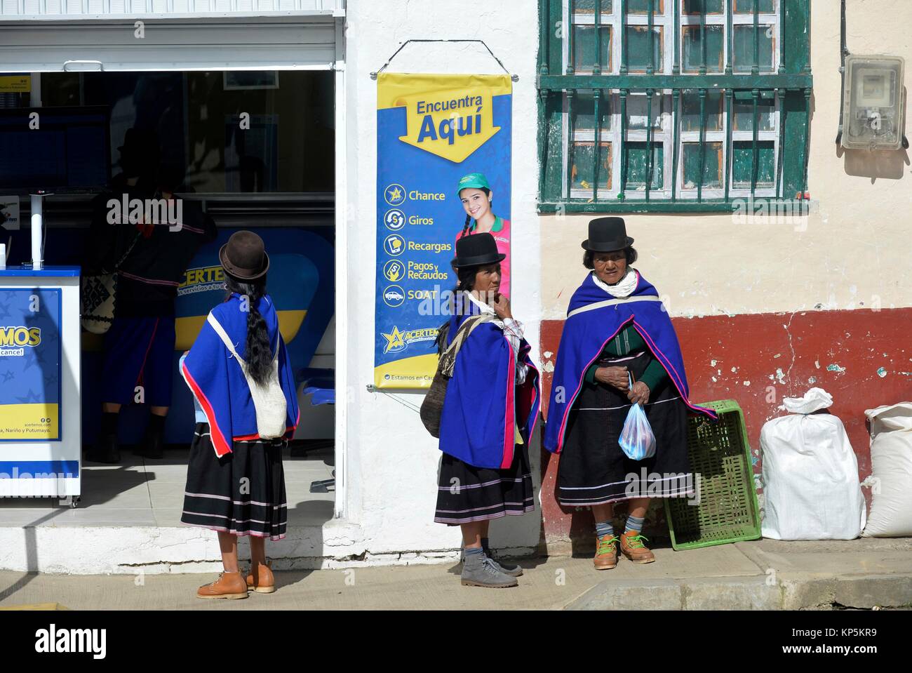 Kolumbianische ethnischen Menschen, Guambiano indigenen Gruppe in Nationale Kleidung auf der Silvia Markt, Kolumbien, Südamerika. Stockfoto