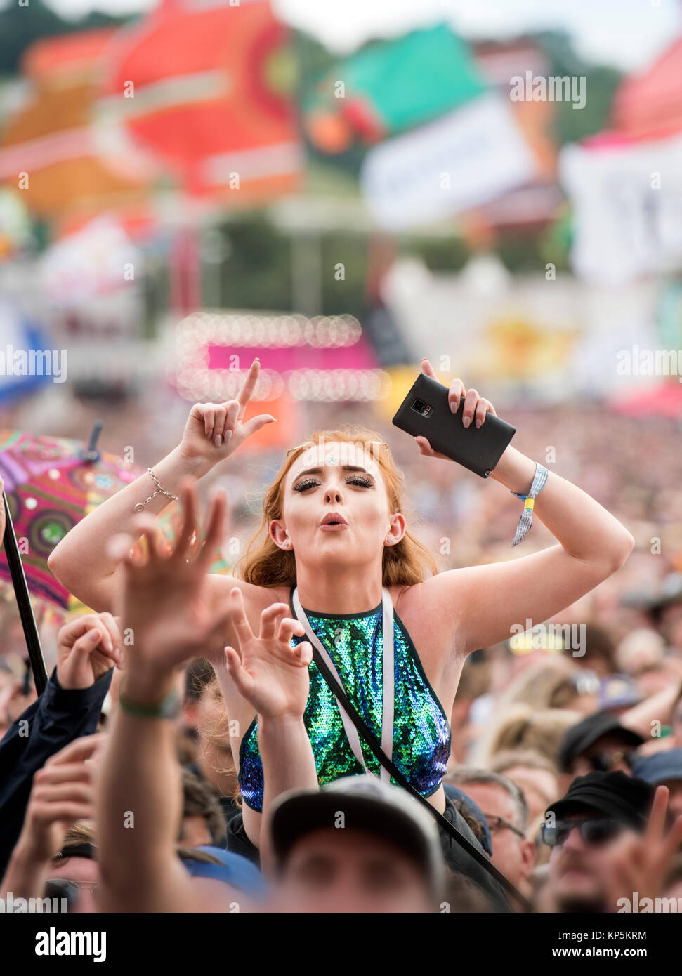 Eine junge weibliche Fan tanzen als Liam Gallagher führt auf der anderen Bühne, Glastonbury 2017 Stockfoto