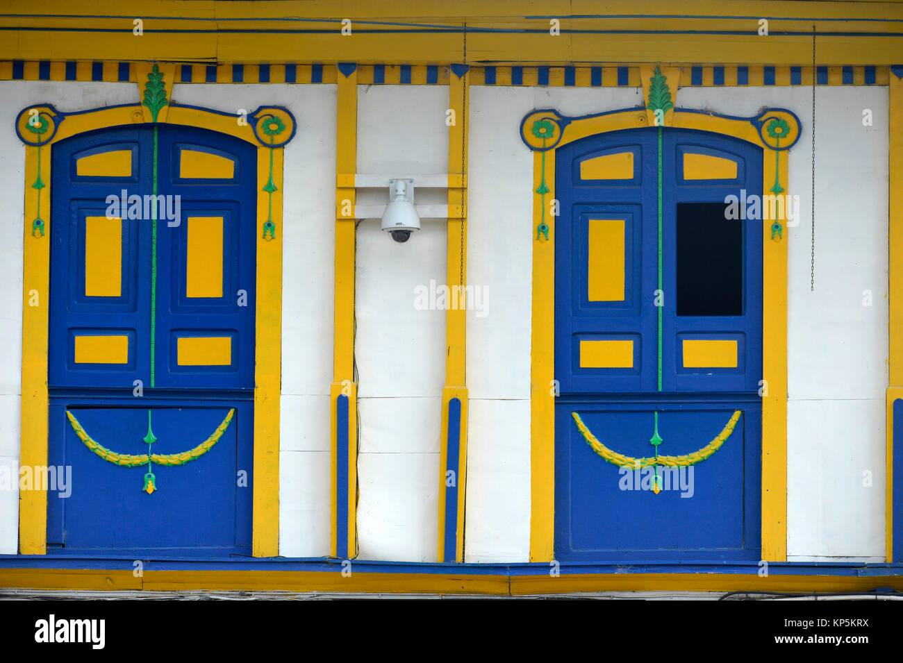 Buntes Haus im Kolonialstil in Salento, Kolumbien. Stockfoto
