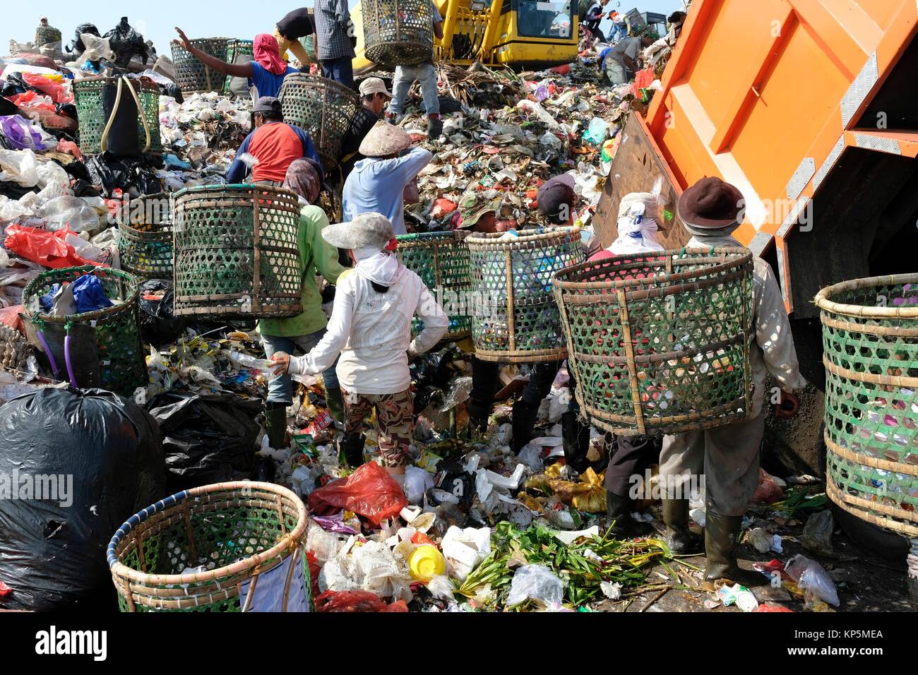Menschen suchen nach wiederverwertbarem Material an Jakartas Müll bei Bantar Gebang in Besaki, West Java, Java Island, Indonesien stumm. Stockfoto