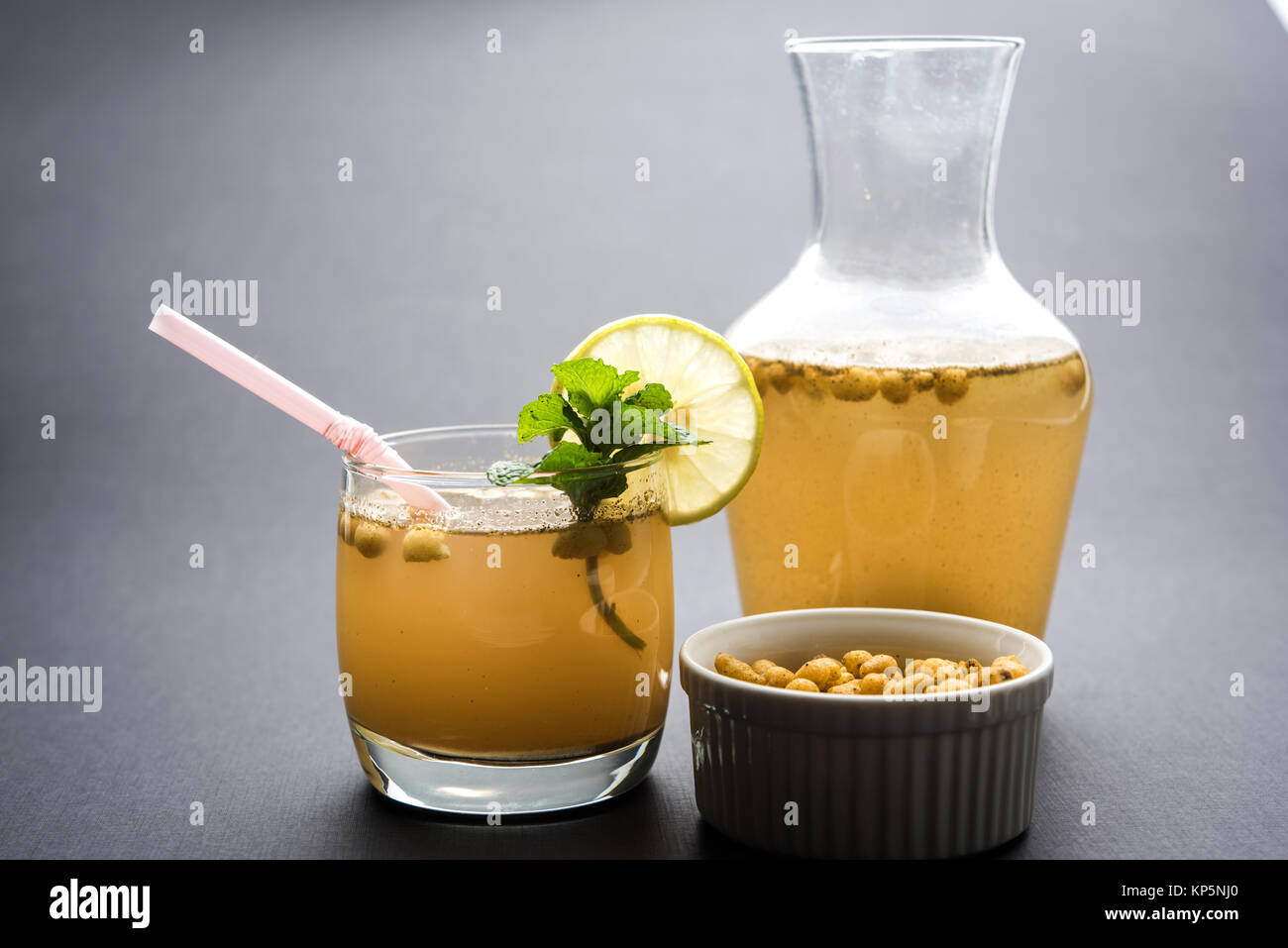 Jal Kreuzkümmel oder Jal - kreuzkümmel oder jaljira, ist eine Indische über vorbereitete Mischung Kreuzkümmel Pulver in Wasser trinken und kalt serviert Stockfoto