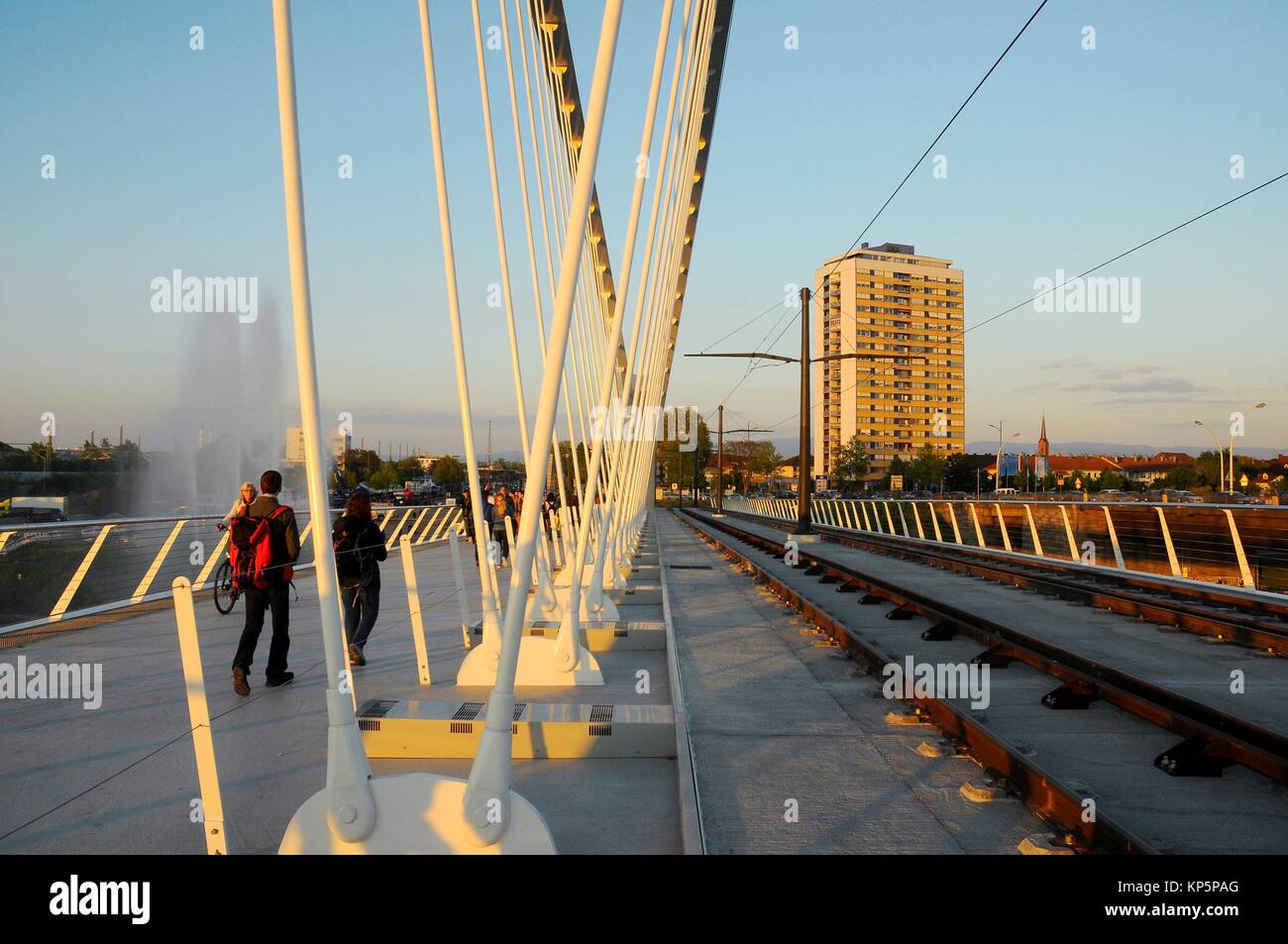 Das Leben in der Stadt auf der Brücke zwischen Frankreich und Deutschland Stockfoto