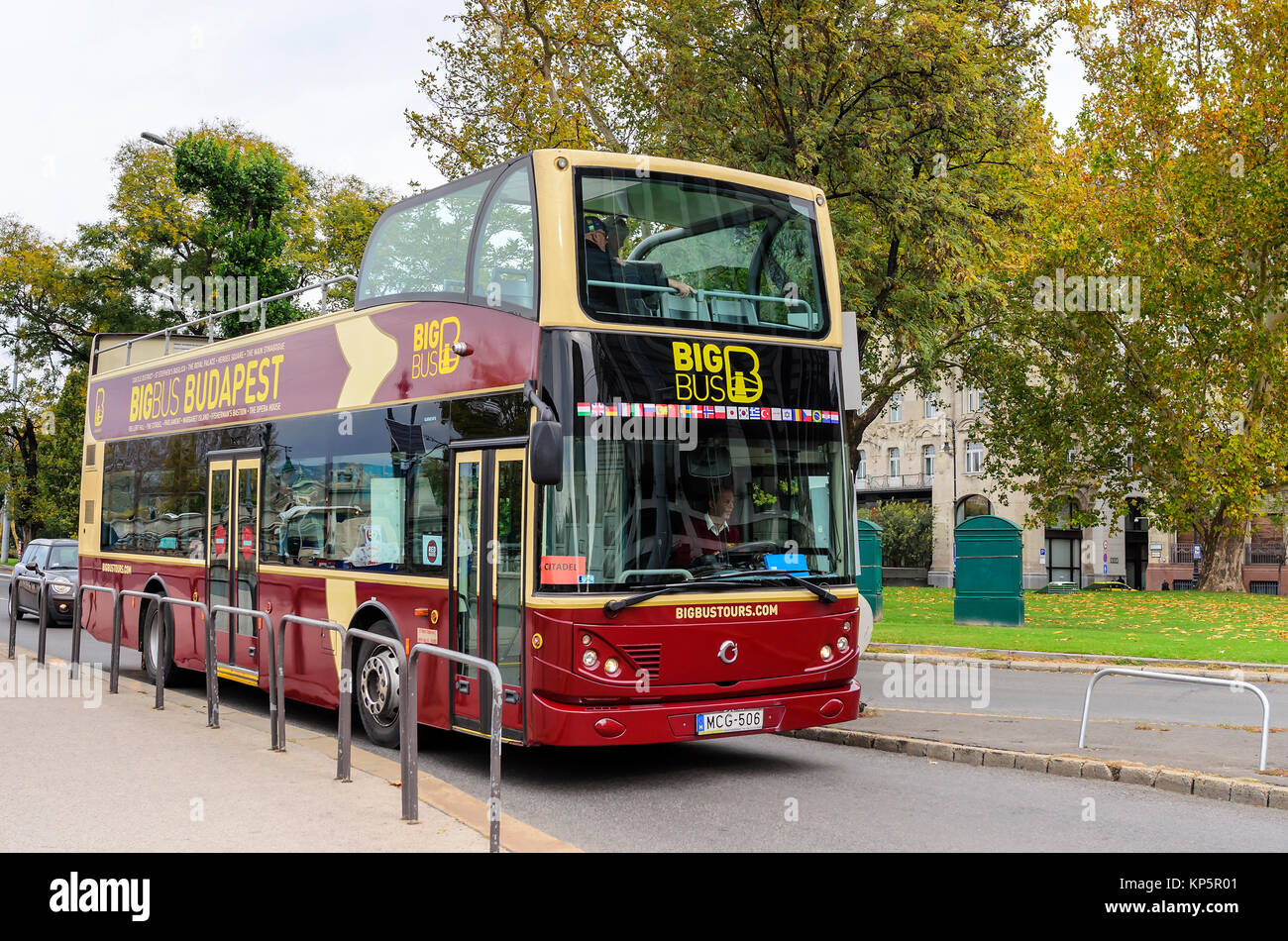 BUDAPEST, Ungarn - 28. OKTOBER 2017: Sightseeing Bus in Budapest Stockfoto