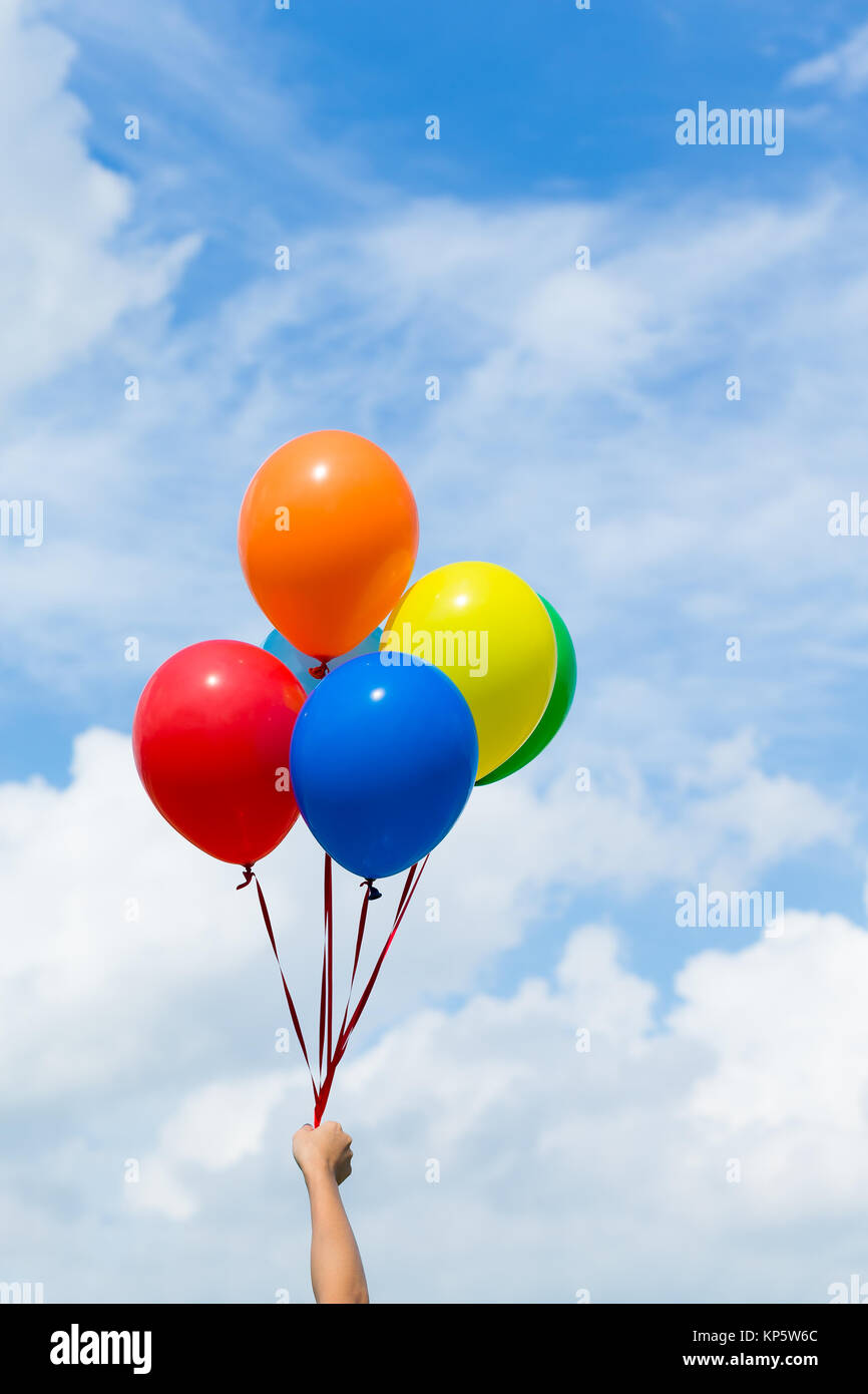 Bunte Luftballons mit blauer Himmel Stockfoto