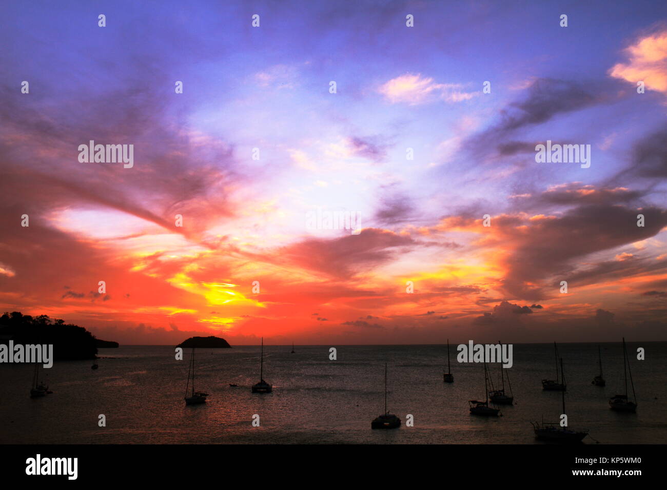 Sonnenuntergang in Trois Ilets - Ilet Ramier - Anse Strasse Mitan - Martinique - FWI - Karibik Stockfoto