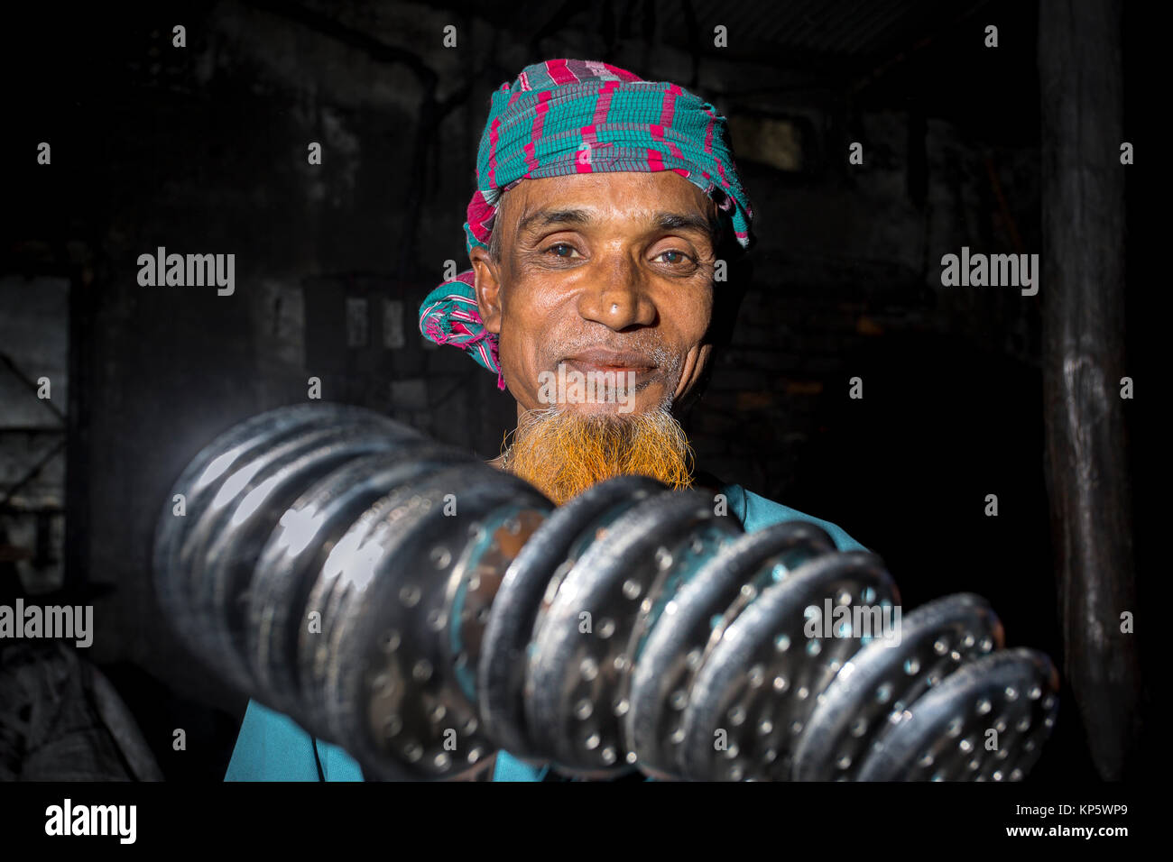 Md. sahjahan Alter 57, ein Porträt von Stahl Löffel Arbeiter in der Nähe von Burigonga Fluss in Dhaka. Stockfoto