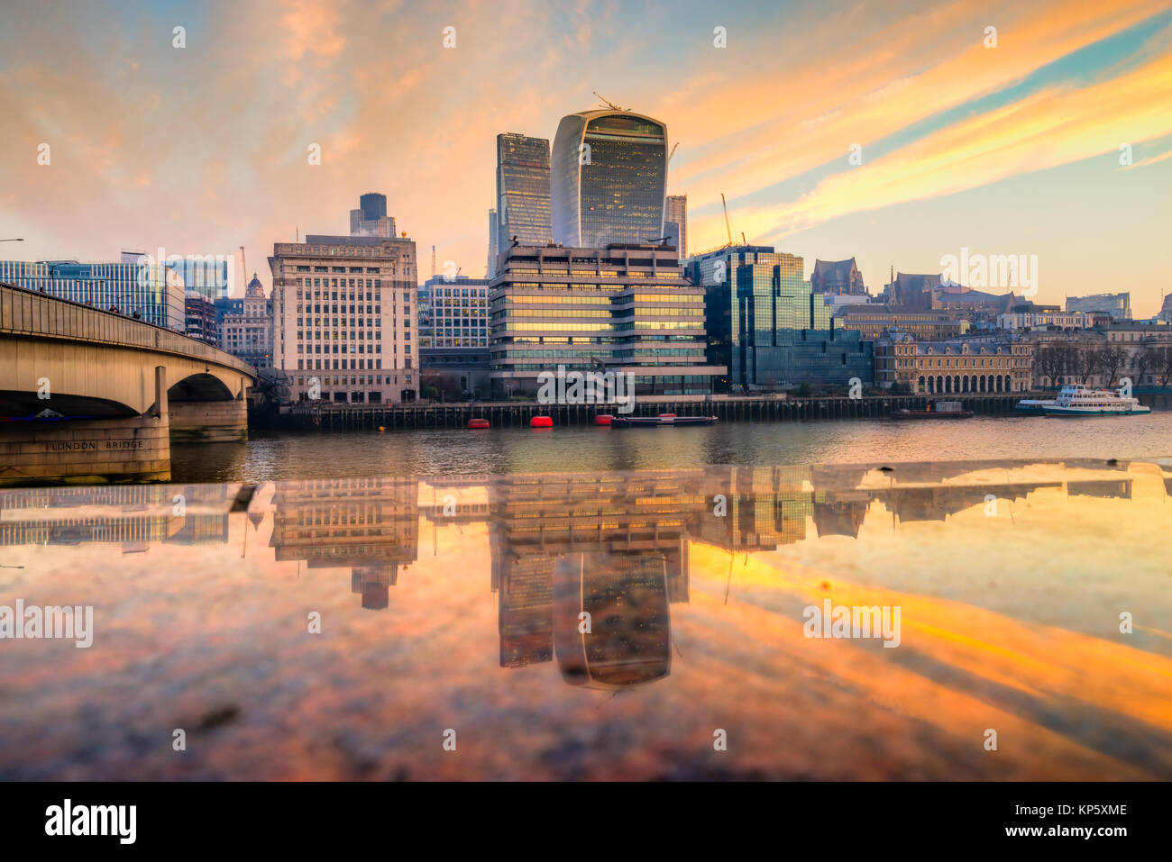 Der Londoner City Skyline bei Sonnenaufgang mit Stadt moderne skyscarpers, London, UK Stockfoto