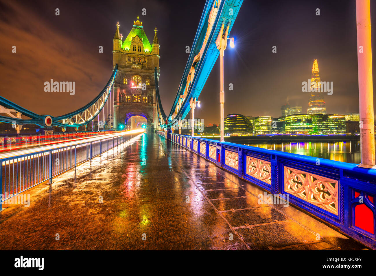 Nachtansicht der Tower Bridge mit Ampel-Trail, London, UK Stockfoto