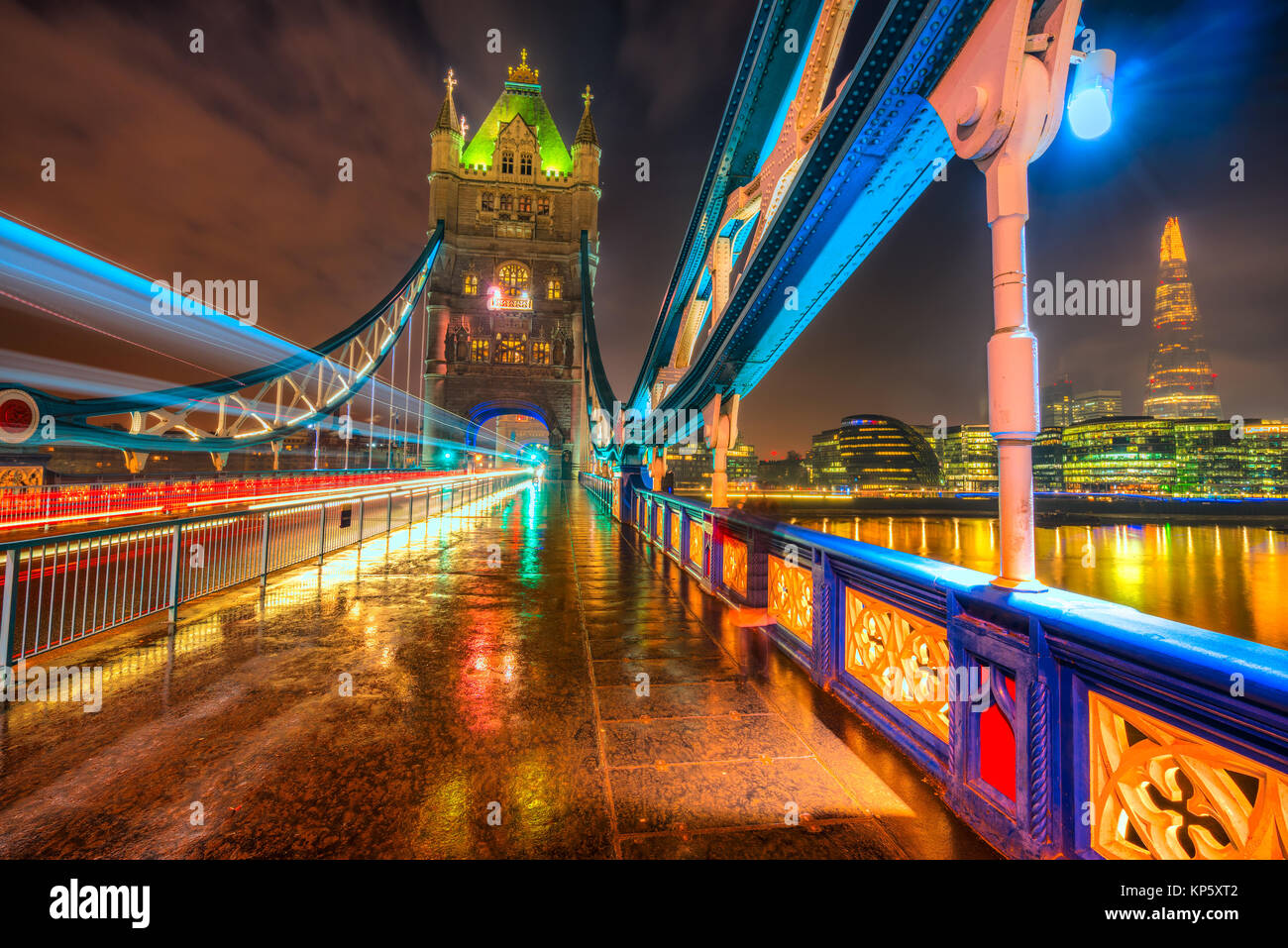 Nachtansicht der Tower Bridge mit Ampel-Trail, London, UK Stockfoto