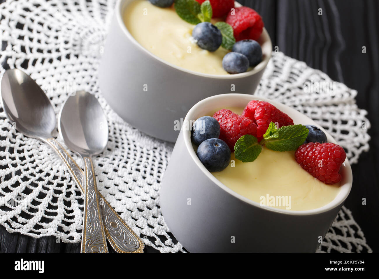 Hausgemachte Vanillepudding mit frischen Beeren close-up auf dem Tisch. Horizontale Stockfoto