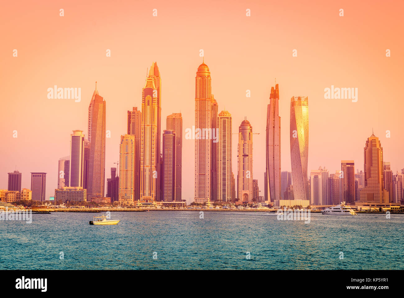 Blick auf die Skyline der Dubai Marina in 2016 bei Sonnenuntergang Stockfoto