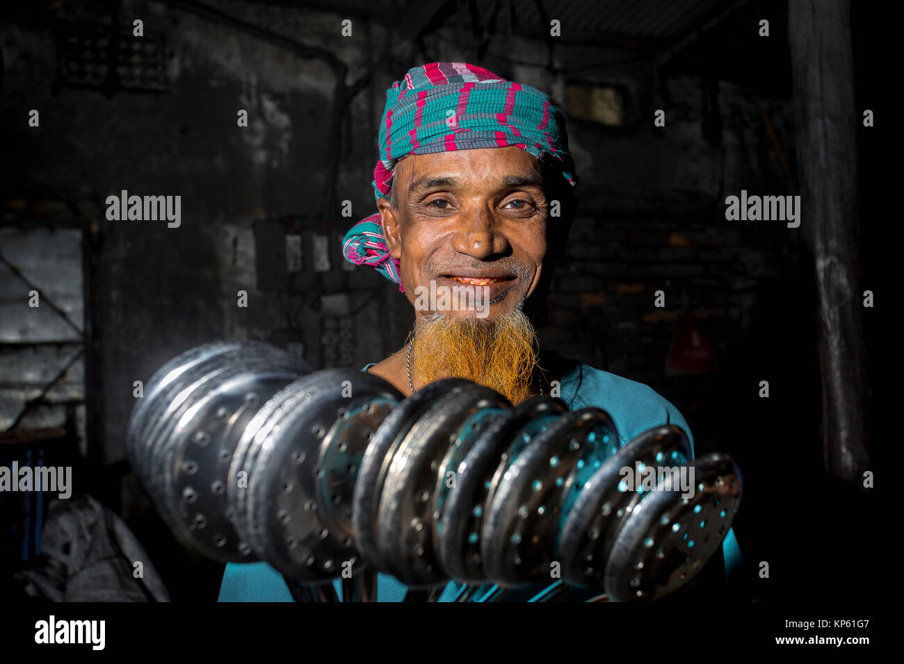 Md. sahjahan Alter 57, ein Porträt von Stahl Löffel Arbeiter in der Nähe von Burigonga Fluss in Dhaka. Stockfoto