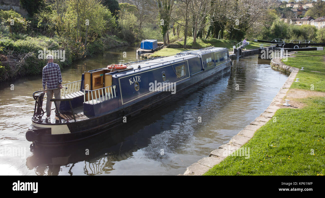 Schmale Boot Schiff nähert sich eine Sperre des Kennet und Avon Kanal durch Badewanne Somerset UK Pässe Stockfoto