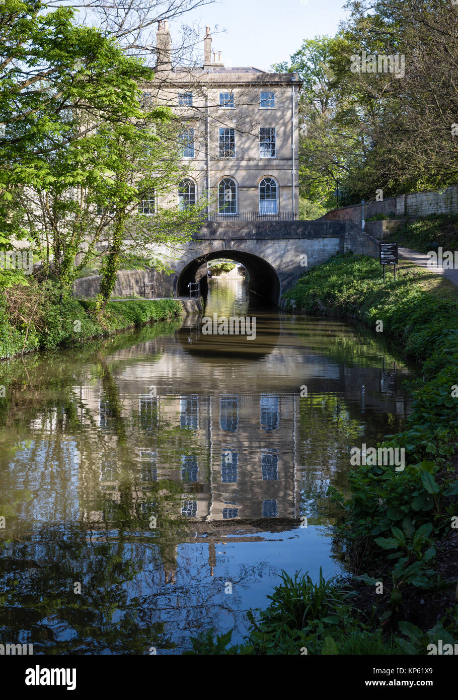 Die Kennet und Avon Kanal vorbei durch das Zentrum der georgischen Stadt Bad unter stilvolle Badewanne aus Stein gebauten Brücken - Somerset UK Stockfoto