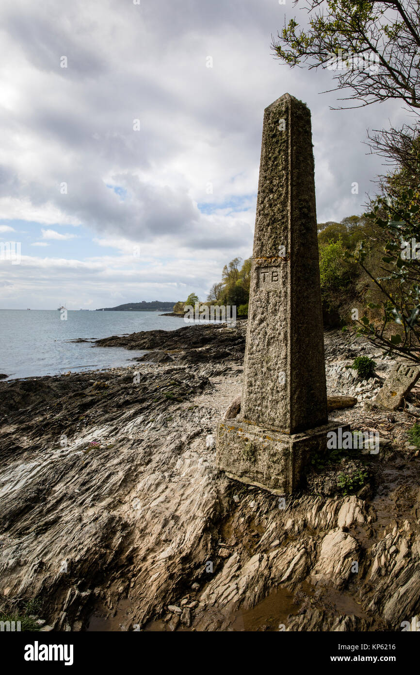 Stein Obelisk an der felsigen Küste der Carrick Roads in der Nähe von Falmouth an Penarrow Punkt geschnitzt mit Initialen TB Sinne Truro Grenze - Cornwall GROSSBRITANNIEN Stockfoto