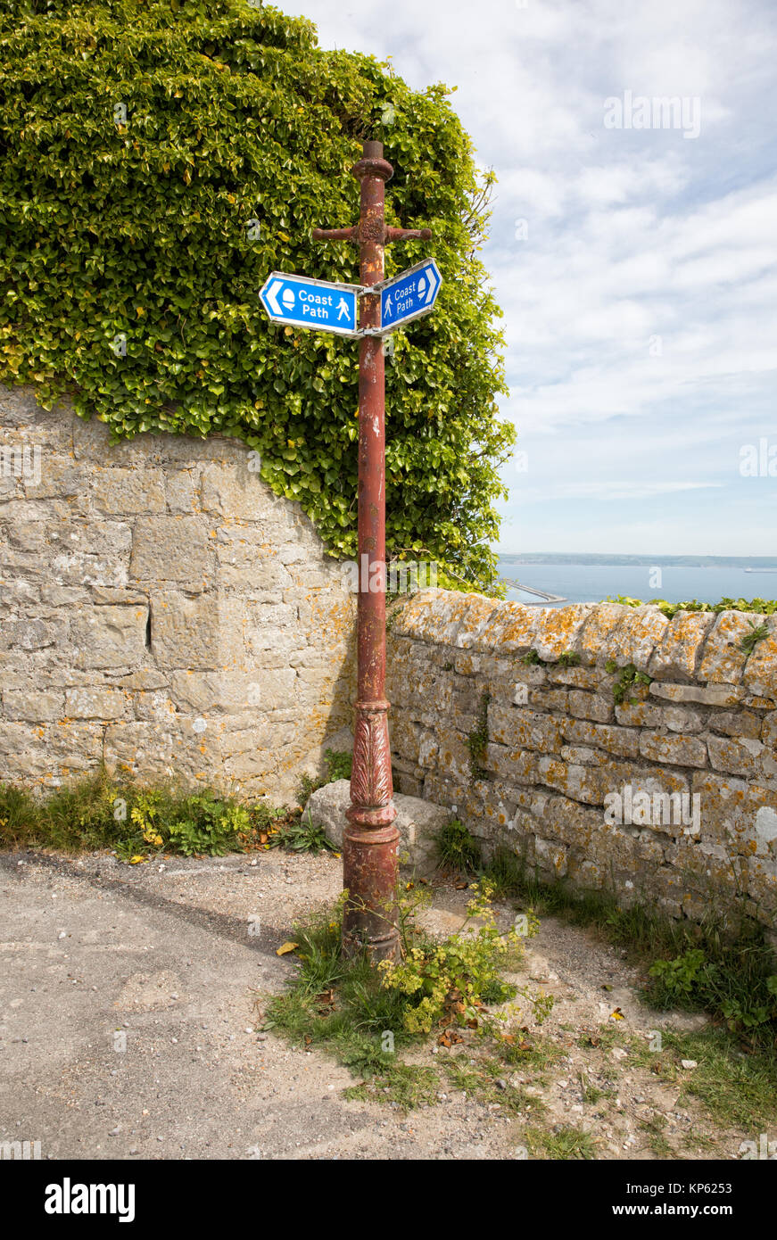 South West Coast Path waymarker zu einem alten Lamp Post an Portland Bill Dorset UK Stockfoto