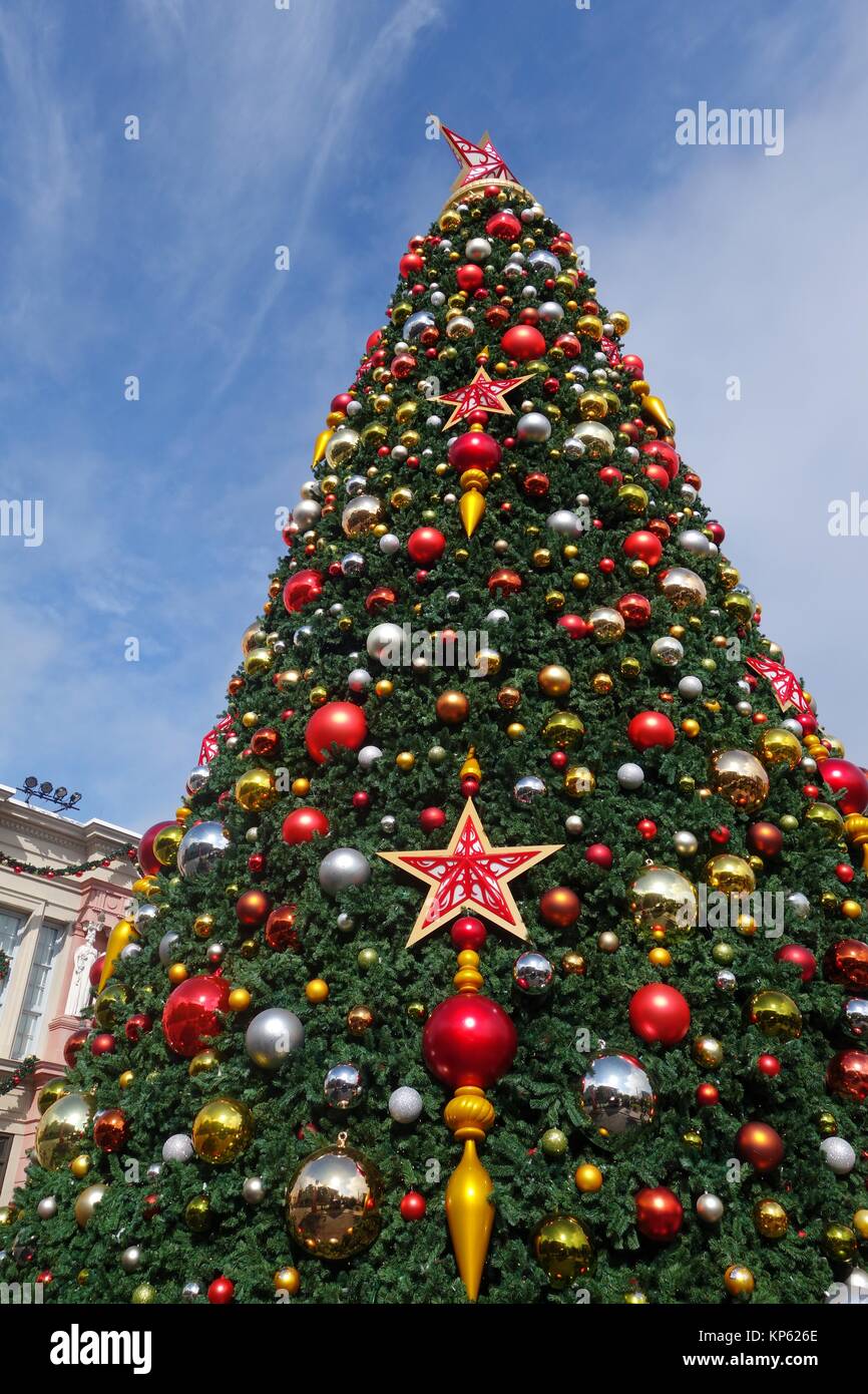 Einen großen geschmückten Weihnachtsbaum, in den Universal Studios in Orlando, Florida, USA. Stockfoto