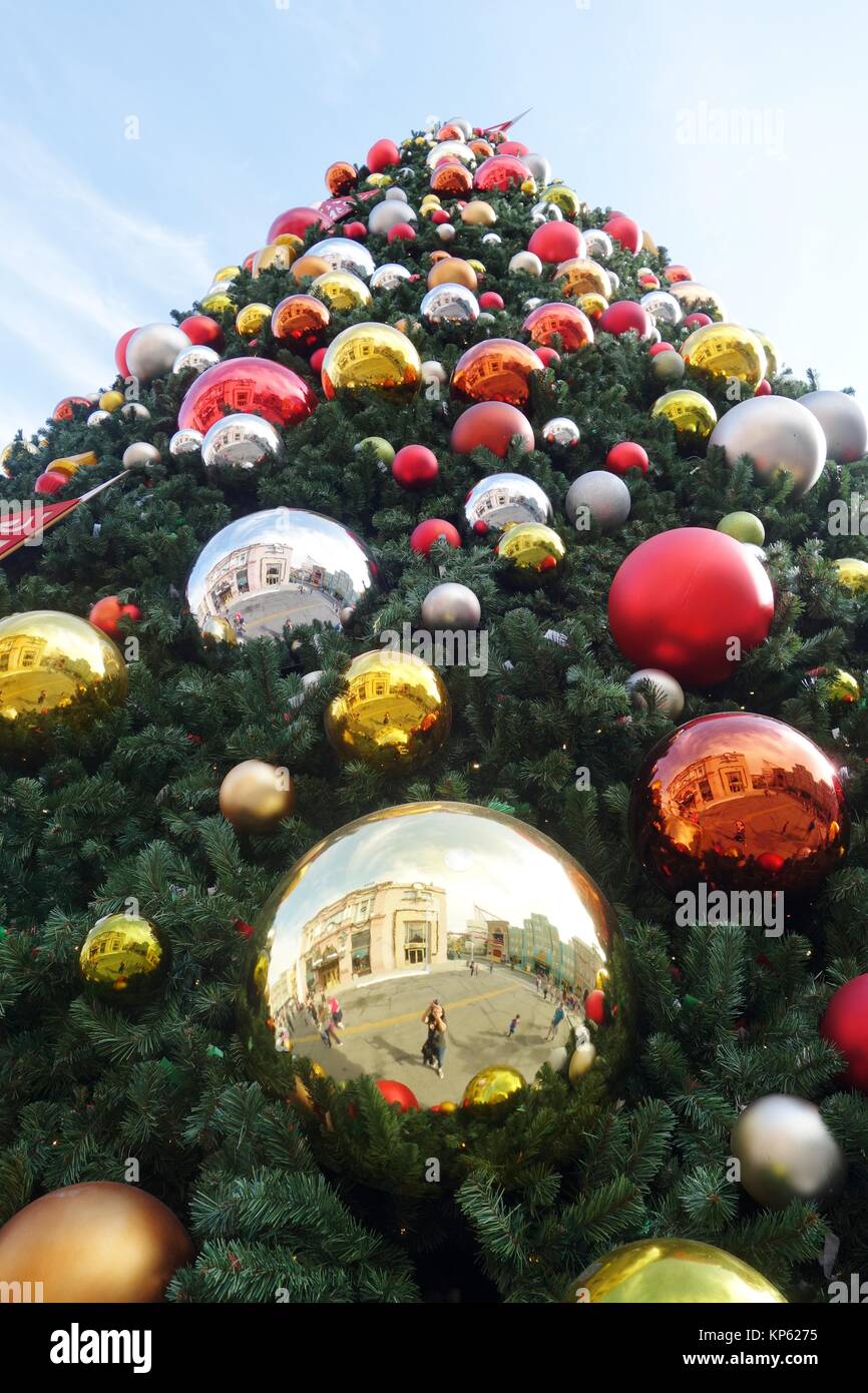 Einen großen geschmückten Weihnachtsbaum, in den Universal Studios in Orlando, Florida, USA. Stockfoto