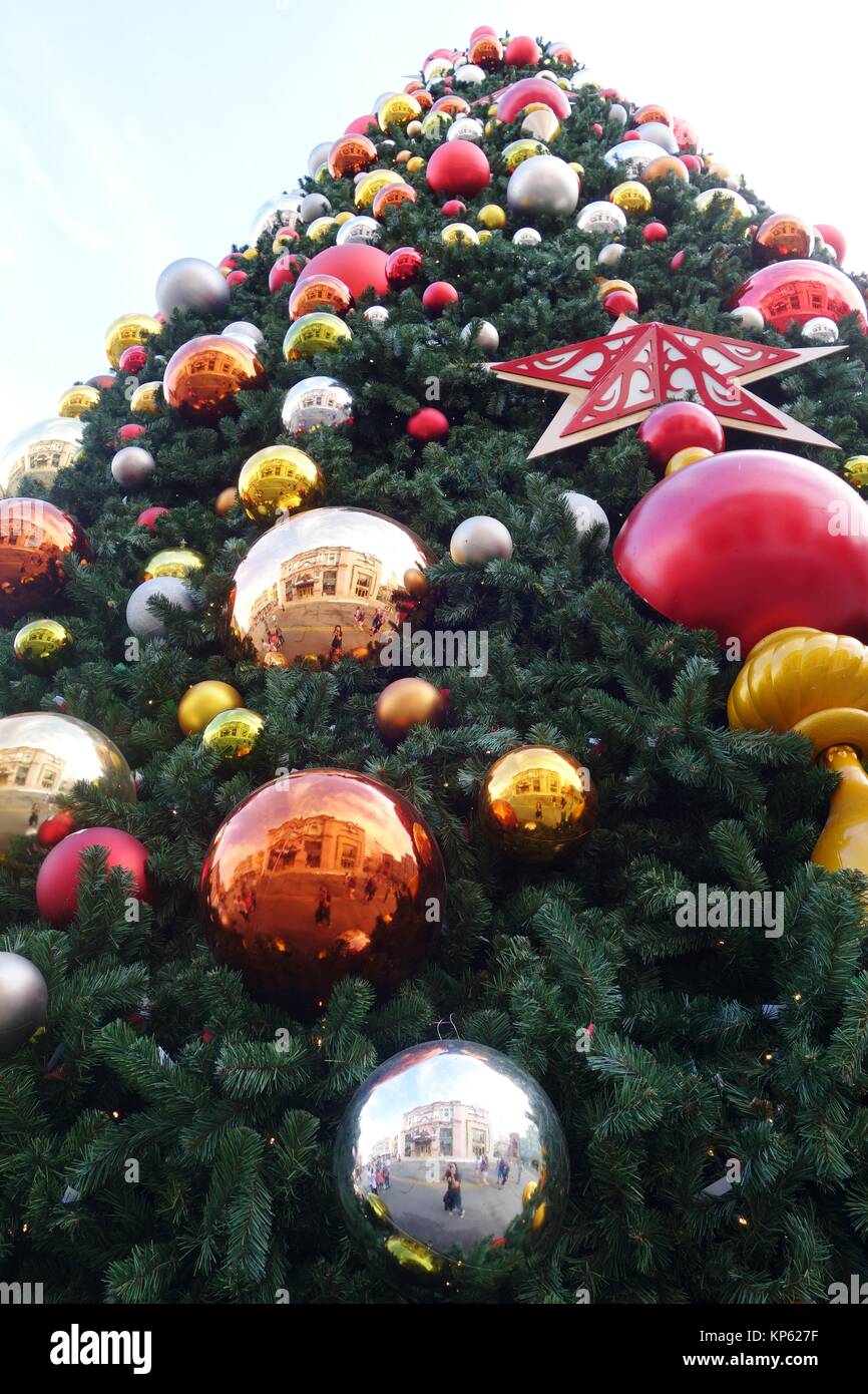 Einen großen geschmückten Weihnachtsbaum, in den Universal Studios in Orlando, Florida, USA. Stockfoto