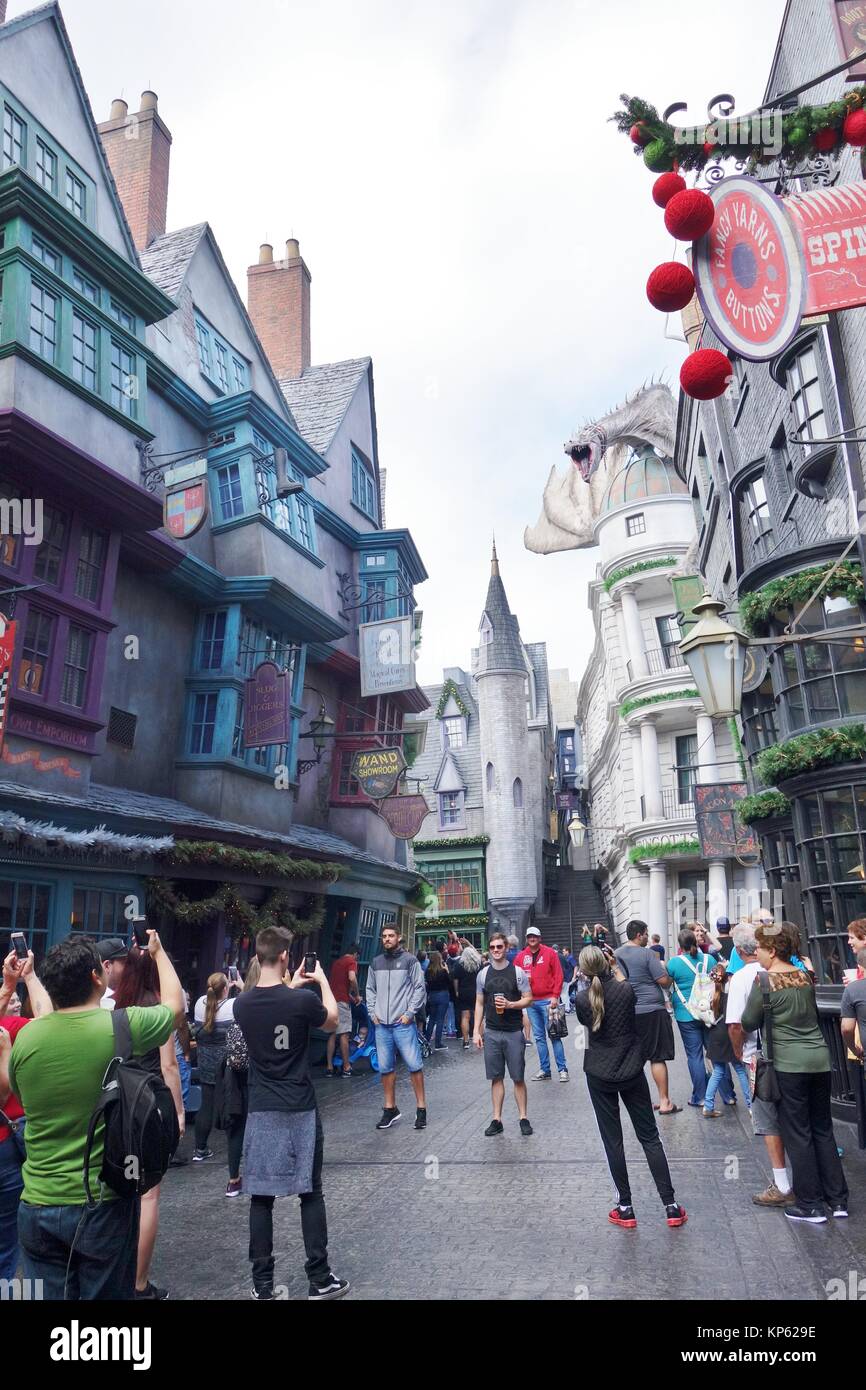 Eine Masse von Touristen fotografieren in der Winkelgasse in der Zauberwelt von Harry Potter, in den Universal Studios in Orlando, Florida, USA. Stockfoto