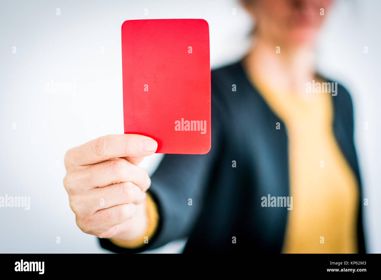 Frau mit rot Strafe Karte. Stockfoto
