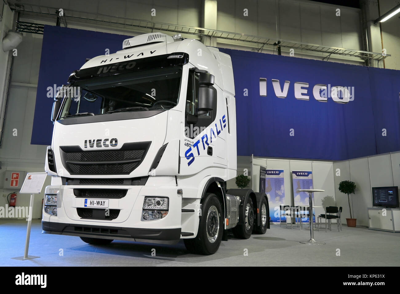 HELSINKI, Finnland - 11. JUNI 2015: Iveco Finland Oy stellt Iveco Stralis Hi-Way 480 PS Euro 6-Lkw Logistik Transport 2015. Stockfoto