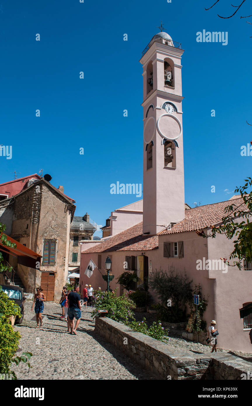Korsika: die Skyline von Corte, das Dorf der Haute Corse, mit Blick auf den Glockenturm der Verkündigung der Kirche, die älteste Stadt Gebäude (1450) Stockfoto