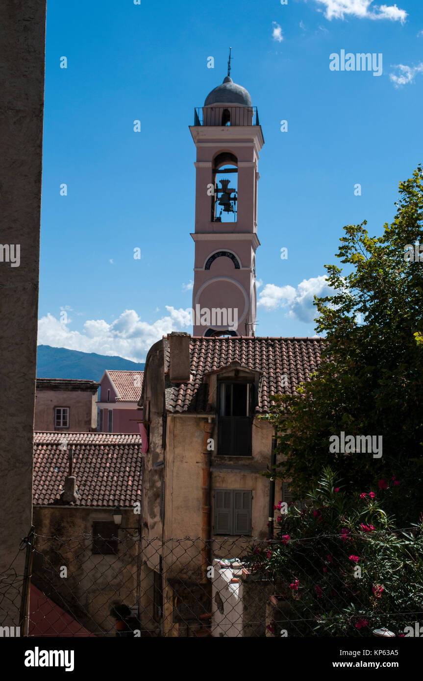Korsika: die Skyline von Corte, das Dorf der Haute Corse, mit Blick auf den Glockenturm der Verkündigung der Kirche, die älteste Stadt Gebäude (1450) Stockfoto