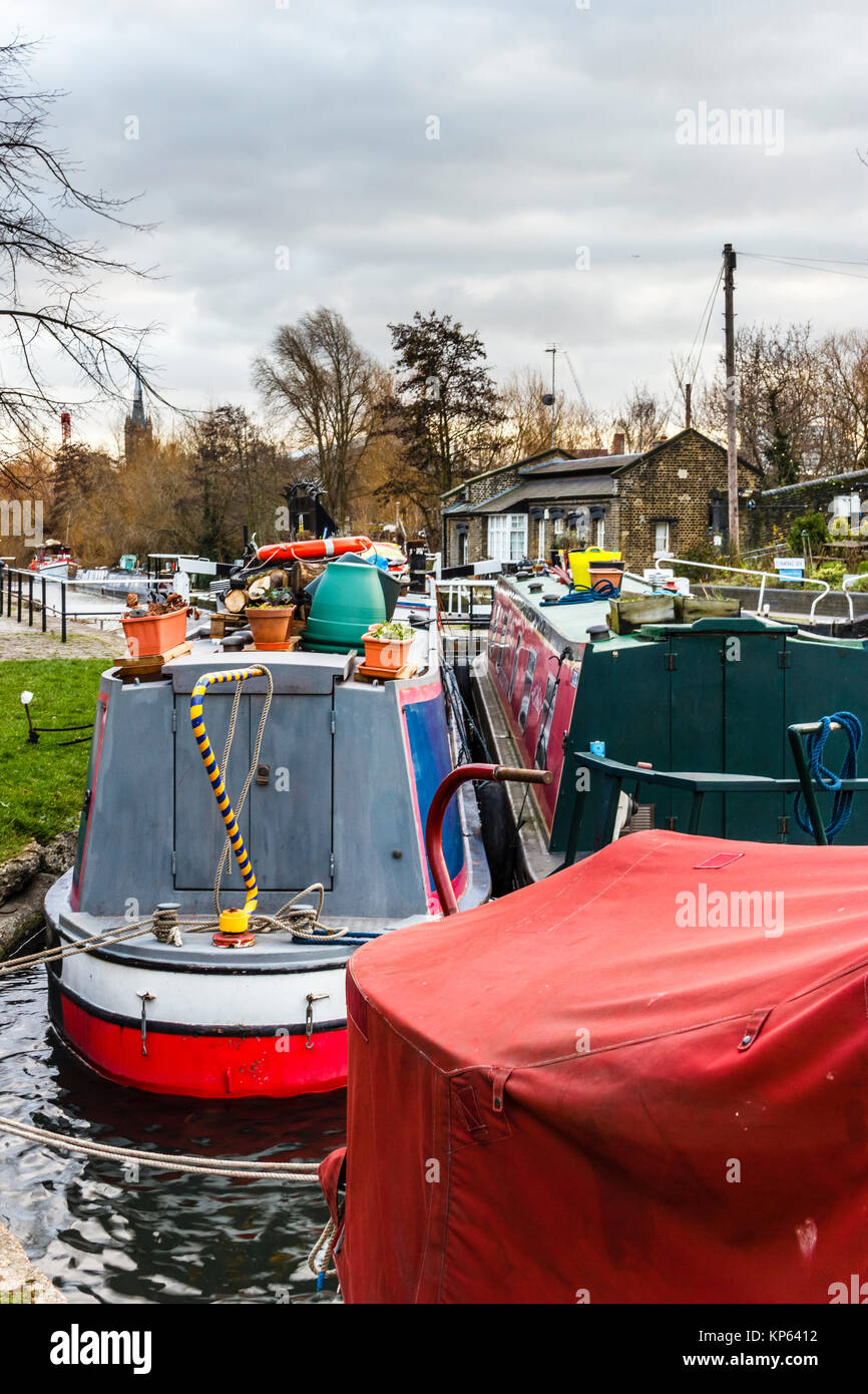 Narrowboats vertäut am St. Pancras Lock, der Regent's Canal, London, UK, 2012 Stockfoto