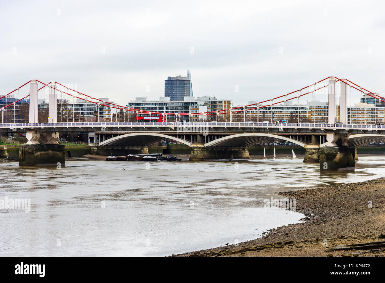 Blick auf Chelsea Bridge vom Bahndamm an der Battersea, London, UK Stockfoto