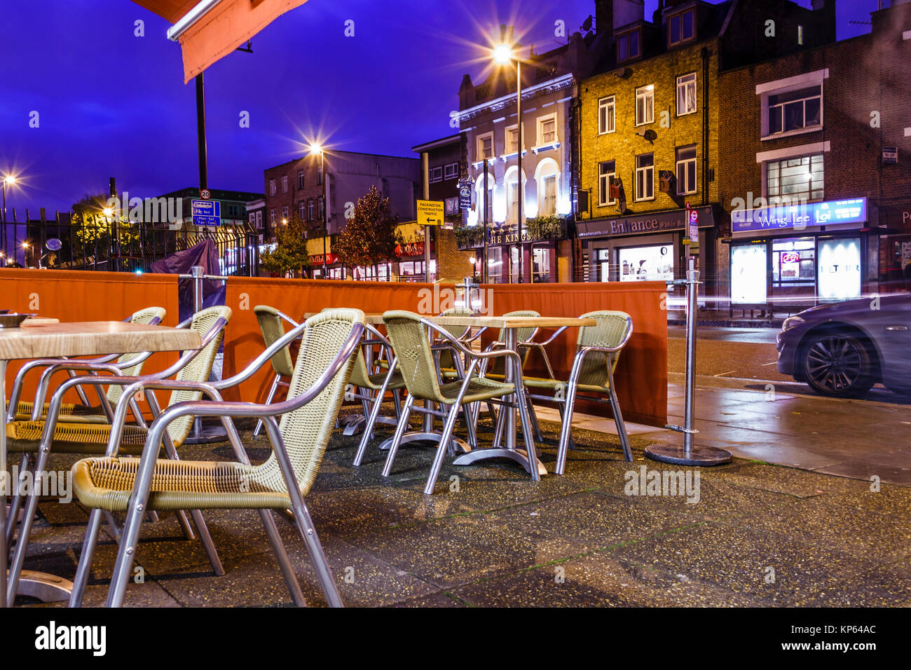Tische und Stühle draußen ein Cafe in Islington, London, UK, nach Einbruch der Dunkelheit Stockfoto