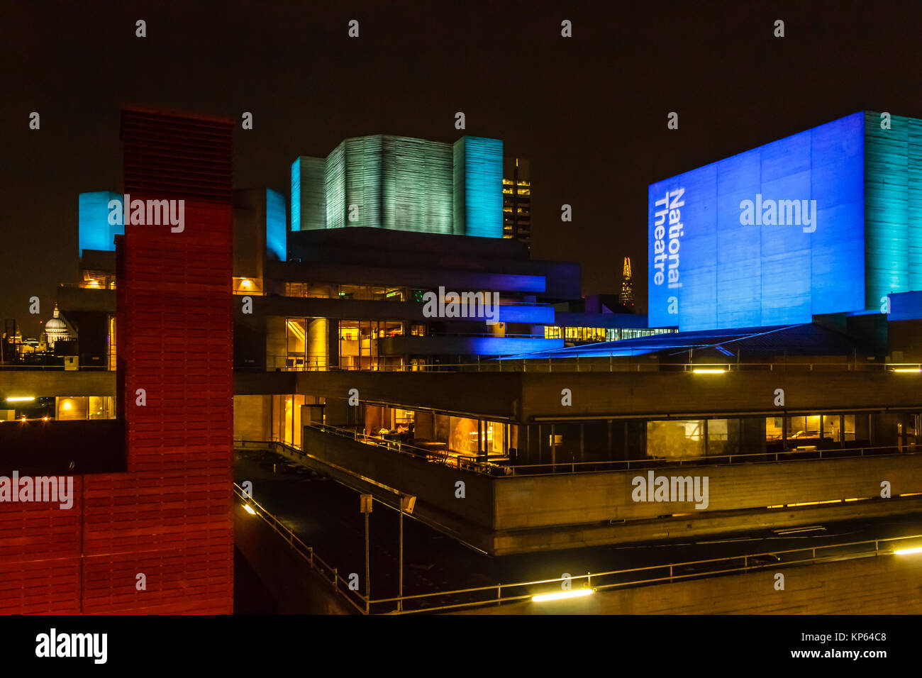 Das Nationaltheater und die Southbank Centre ist abends beleuchtet, von der Waterloo Bridge, London, UK Stockfoto