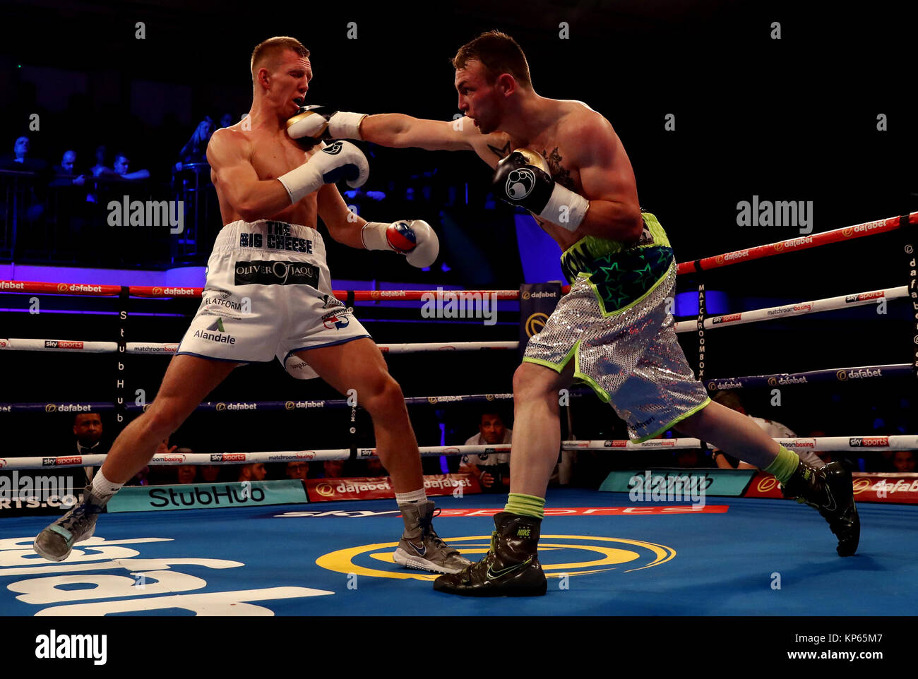 Ted Cheeseman (links) und Tony Dixon während des Super-Welterweight Wettbewerb an der York Hall, London. Stockfoto