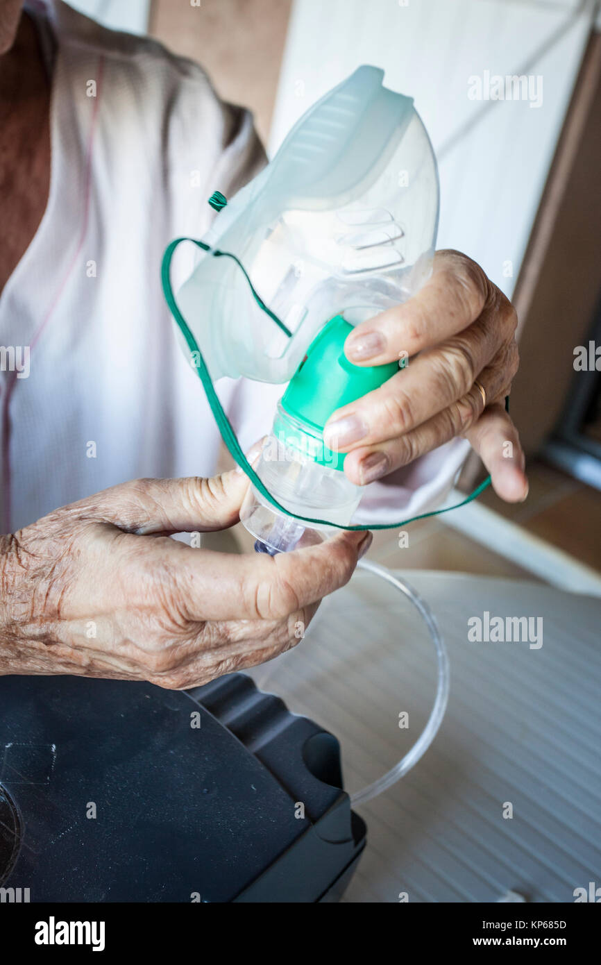 Behandlung von Asthma, Senior Stockfoto