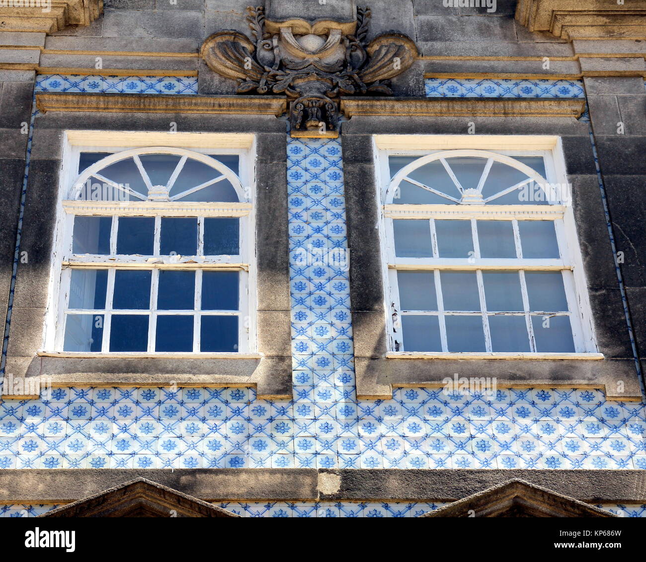 Hausfassade mit Azulejos (wandfliesen) in Porto, Portugal Stockfoto