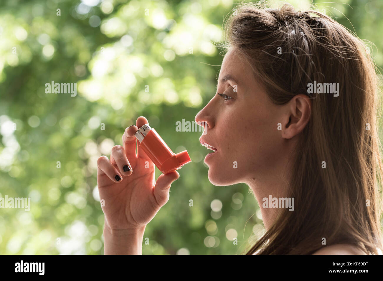 Behandlung von Asthma FRAU Stockfoto