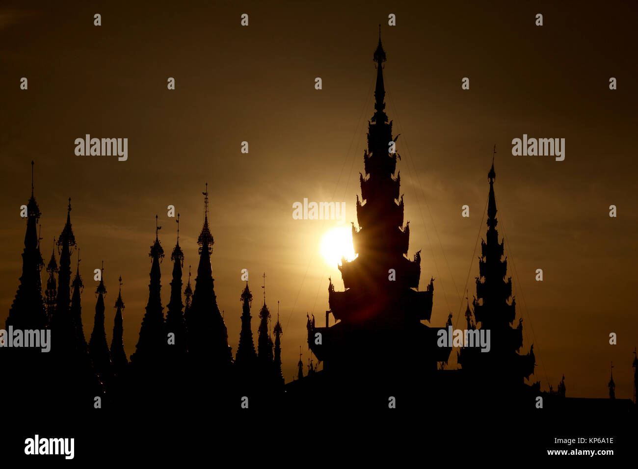 Silhouette des Tempels Turmspitzen der Shwedagon Pagode auf die Skyline, Yangon, Myanmar. Stockfoto